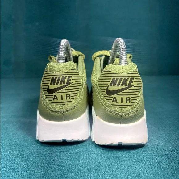 Nike Women's Green Sneakers - Picture 2 of 8